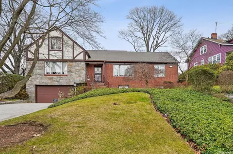 86-01 Santiago St, Holliswood, NY 11423