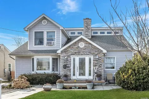 282 Baylawn Ave, Copiague, NY 11726