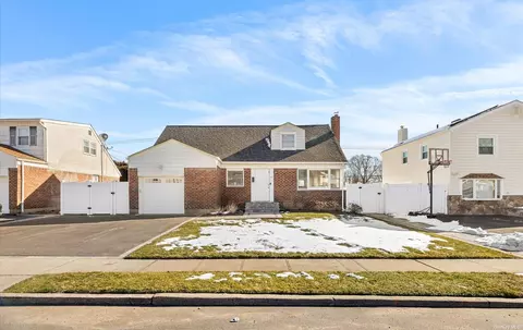 151 Orchard St, Plainview, NY 11803