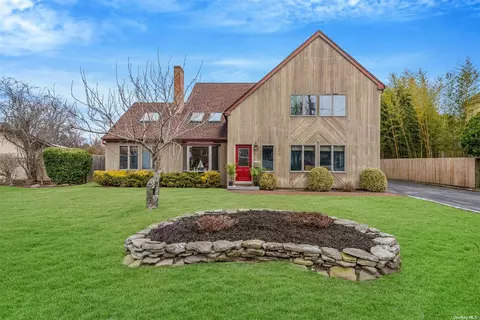 833 E Bay Dr, West Islip, NY 11795