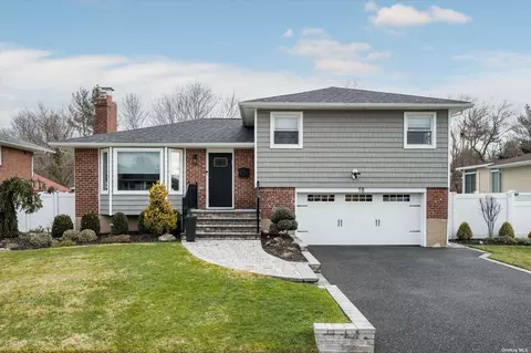 18 Vista Rd, Plainview, NY 11803