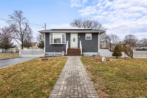 25 Seymour Dr, Shirley, NY 11967
