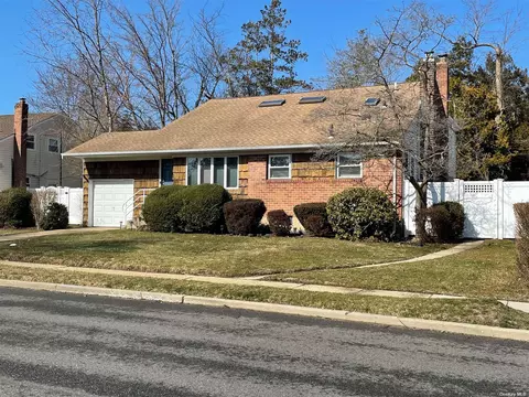 9 Brook Path, Plainview, NY 11803