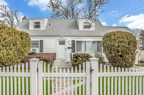 891 S Main St, Farmingdale, NY 11735