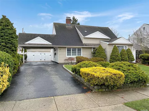 56 Twin Lane N Ln, Wantagh, NY 11793