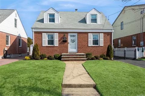 378 White Rd, Mineola, NY 11501
