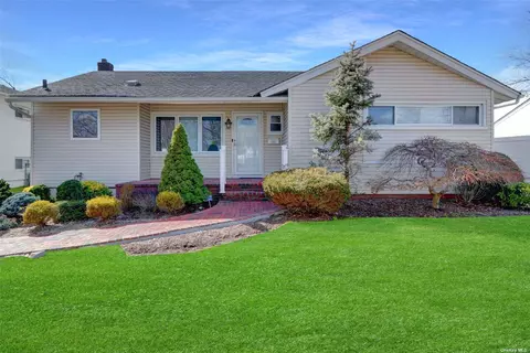 492 Lakeville Ln, East Meadow, NY 11554