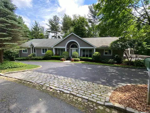 10 Woodstock Ct, Muttontown, NY 11771