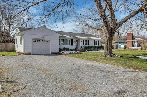 155 Broad Ave, Aquebogue, NY 11931