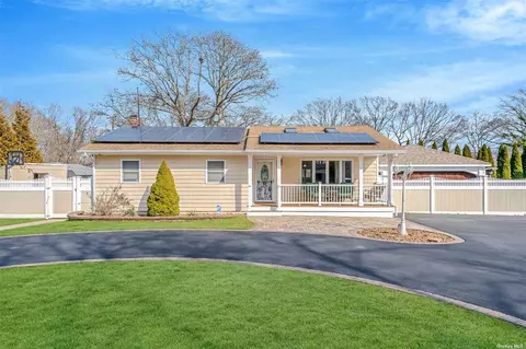 125 Church Dr, Mastic Beach, NY 11951