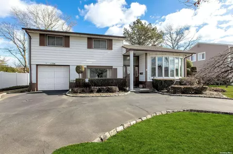 15 Coronet Ln, Plainview, NY 11803