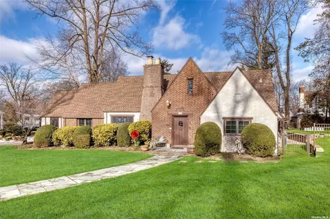 40 Amherst Rd, Great Neck, NY 11021