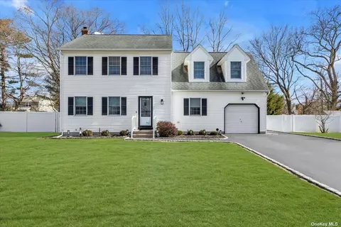 929 John Ave, Bayport, NY 11705