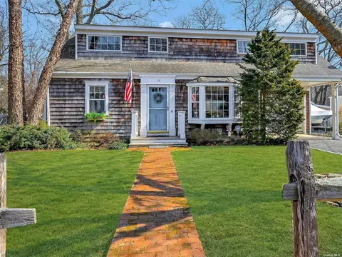 14 Vale Dr, Huntington, NY 11743