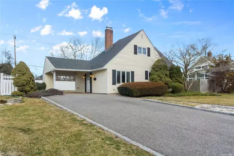 69 Tiptop Ln, Hicksville, NY 11801