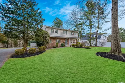 20 Grayon Dr, Dix Hills, NY 11746