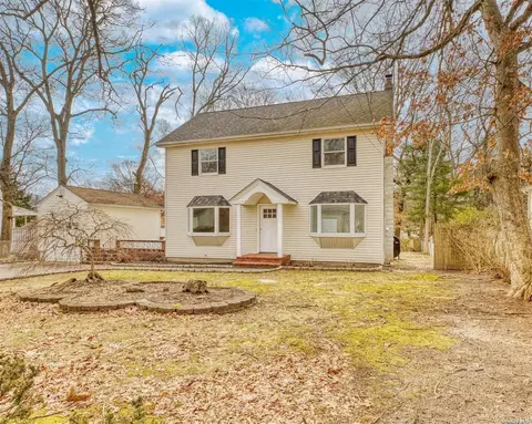 10 Poinsetta Ave, Middle Island, NY 11953