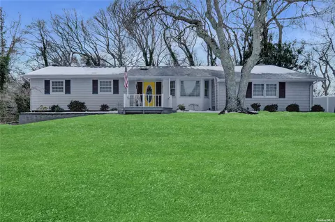 36 Revelyn Ct, Sayville, NY 11782