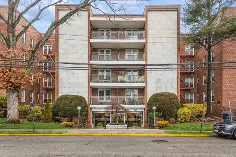 110 Brooklyn Ave #3C, Freeport, NY 11520
