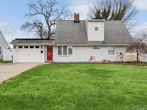 73 Constellation Rd, Levittown, NY 11756