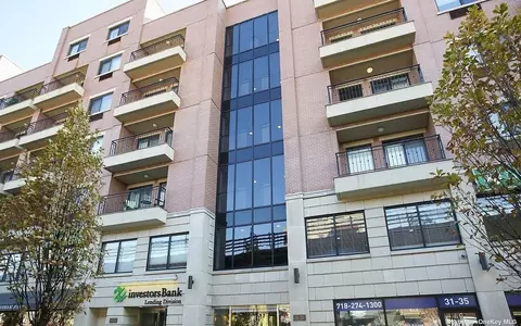 31-35 31st St #507, Long Island City, NY 11106