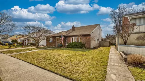 247 Randall Ave, Lawrence, NY 11559