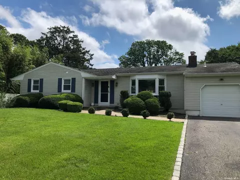 8 Ande Ct, Blue Point, NY 11715