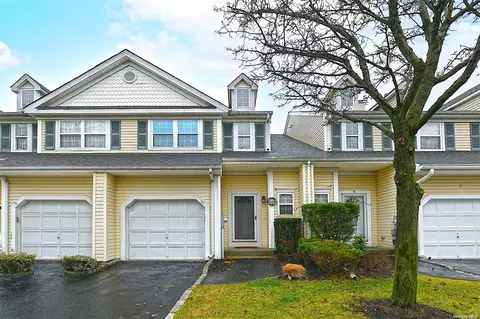 9 Chelsea Dr #9, Smithtown, NY 11787