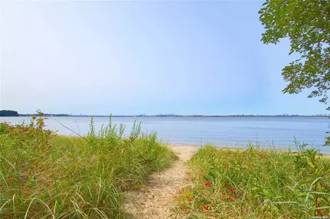 92 Old House Ln, Sands Point, NY 11050