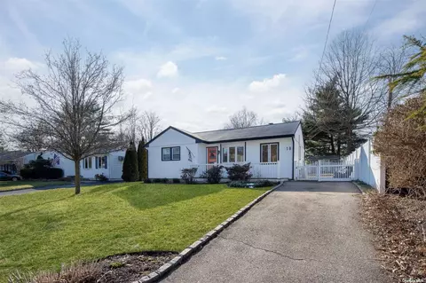 18 Woodruff Ct, Huntington, NY 11743