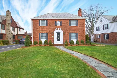 119 Tullamore Rd, Garden City, NY 11530