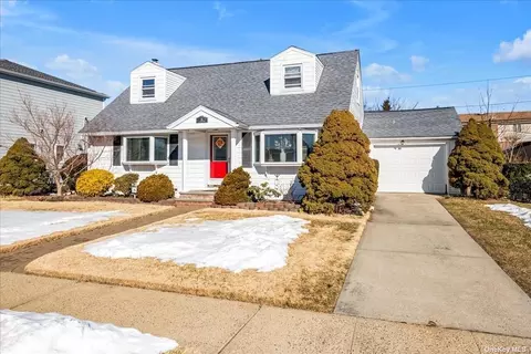 89 Lahey St, New Hyde Park, NY 11040