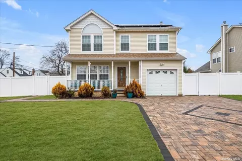 260 8th Ave, West Babylon, NY 11704