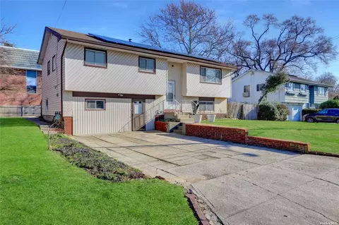 391 Nelligan Ct, North Babylon, NY 11703