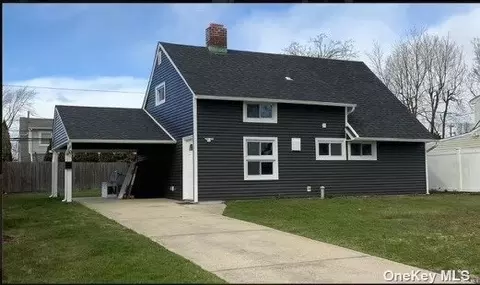 39 Sleepy Ln, Hicksville, NY 11801