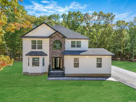 634 Middle Country Rd, Ridge, NY 11961