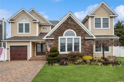 39 Honeysuckle Ct, Melville, NY 11747