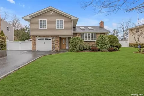 16 Elderwood Ln, Melville, NY 11747