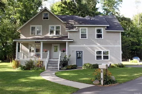 21 Fischer Ln, New Hampton, NY 10958