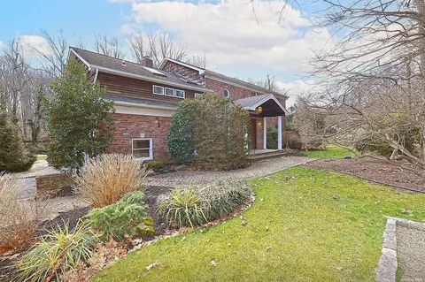 22 Ebbtide Ln, Dix Hills, NY 11746