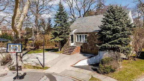 1 Hawthorne Ln, Valley Stream, NY 11581
