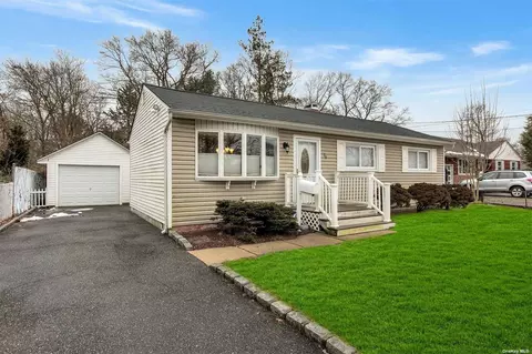 36 Manhattan Blvd, Islip Terrace, NY 11752