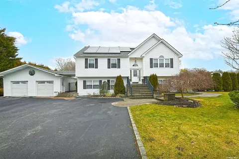 29 Greentree Dr, Medford, NY 11763