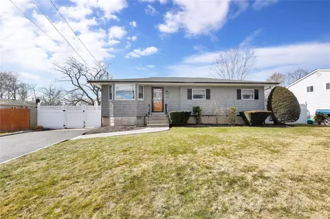 224 Smith Ave, Holbrook, NY 11741