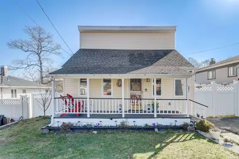 71 Adirondack Dr, Selden, NY 11784