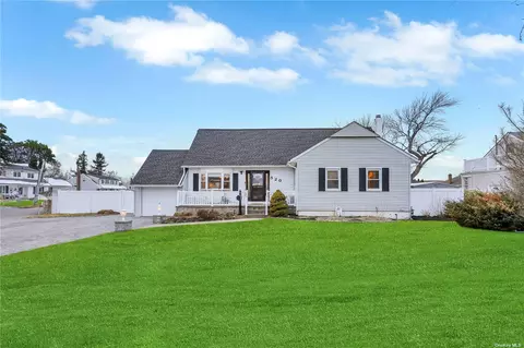 520 Keith Ln, West Islip, NY 11795