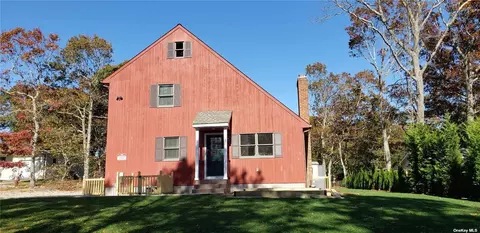 5 Hubbard Rd, Hampton Bays, NY 11946