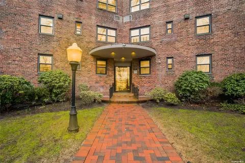 50 Brompton Rd #2P, Great Neck, NY 11021