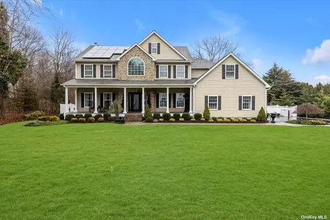 121 Barraud Dr, Port Jefferson Station, NY 11776