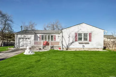 43 Shaw Ave, Islip, NY 11751